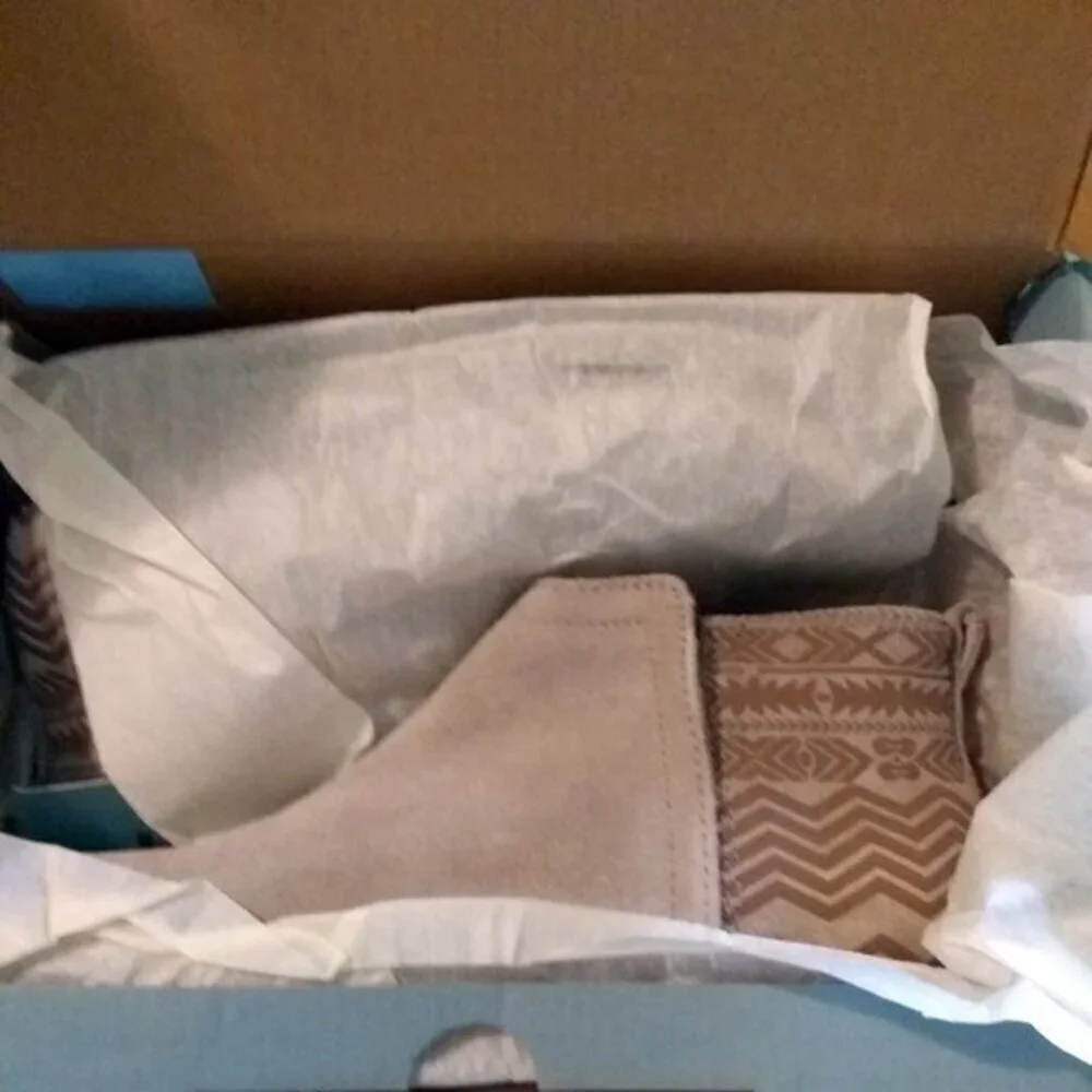 NIB Toms Deia Suede Ankle Boots Youth Size 5.5 MSRP $70